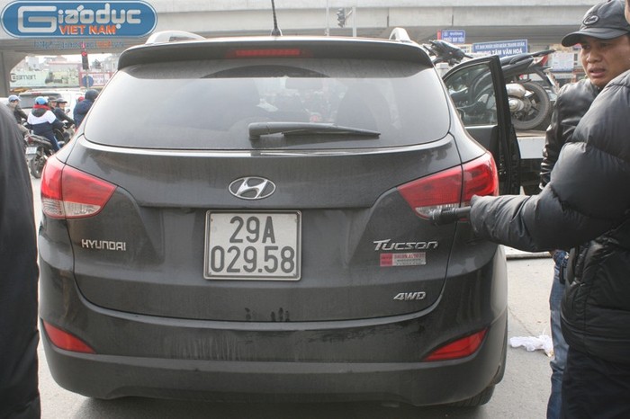 Phát hiện dấu hiệu nghi vấn, tổ công tác 141 tại ngã tư Khuất Duy Tiến - Lê Văn Lương (Hà Nội) thực hiện kiểm tra chiếc ô tô trên, phát hiện dụng cụ chuyên dùng đánh bạc bịp.